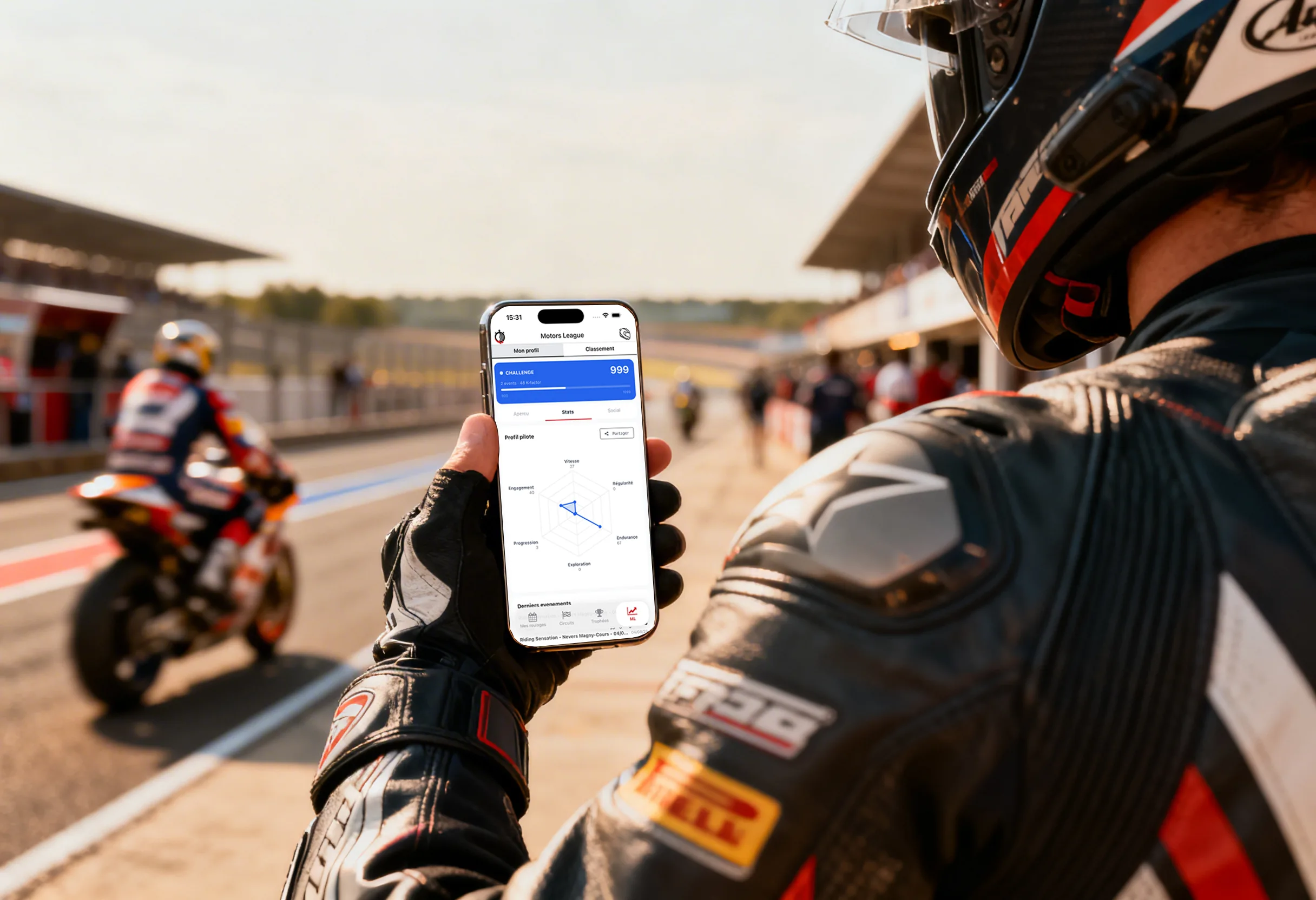 Pilote consultant le classement Motors League sur son smartphone